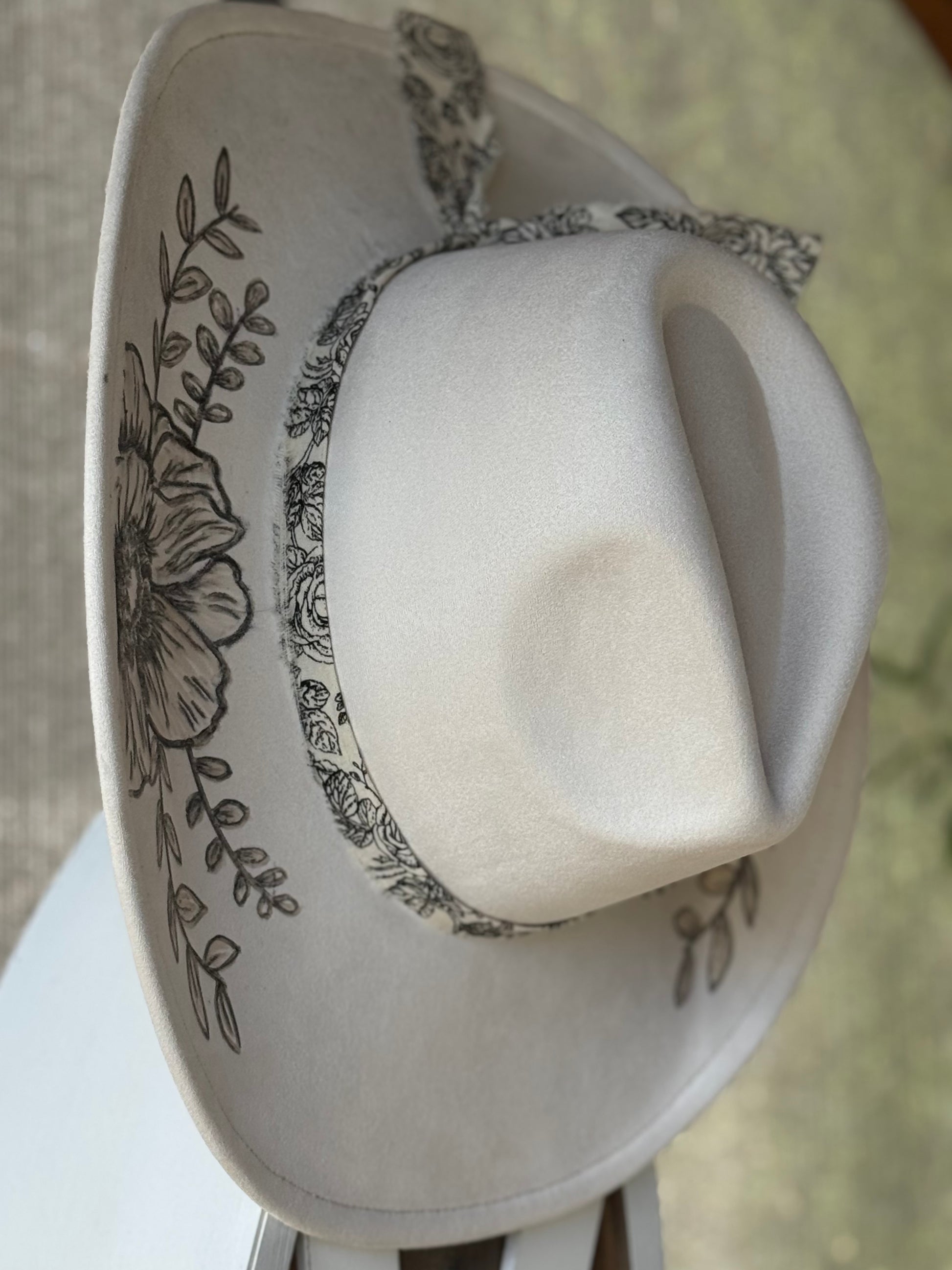 The Wildflower Whisper 🌿🤍